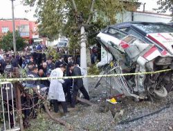 Halk Otobüsüne Tren Çarptı: 2 Ölü, 5 Ağır Yaralı