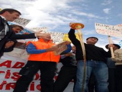 Arıcılar Bal Döküp  Eylem Yaptı!