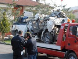 Polis, Hurdaya Dönen Minibüsü İnceleyecek