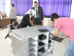 Üniversite Öğrencileri Akıllı Sınıfı Bir Dolaba Sığdırdı