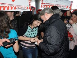 Efsane Bateriste Coşkulu Karşılama