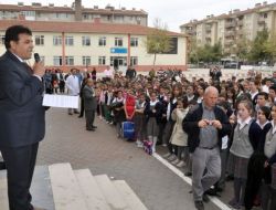 Polis Dolandırıcılara Karşı Öğrencileri Bilgilendirdi