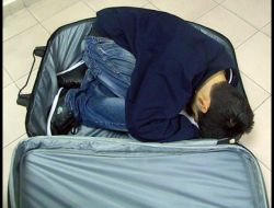 YOLCU VALİZİNDE İNSAN ÇIKTI