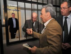 İzmir Kitap Fuarı'nda Balbay İçin 'Demir Parmaklıklı Stant' Açıldı