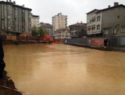 İş Makinesi Boruyu Patlattı, Ataşehir Suni Göle Döndü