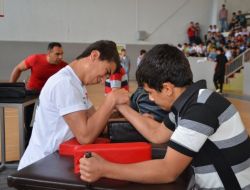 Bileklerini Güreştirdiler