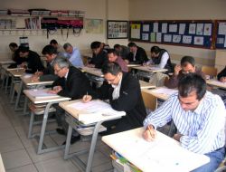 Öğrenci Velileri Okudukları Kitaptan Sınava Girdi