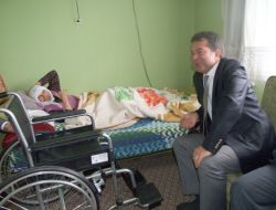 Mhp’li Üyeler 80 Yaşındaki Engelliye Tekerlekli Sandalye Hediye Etti