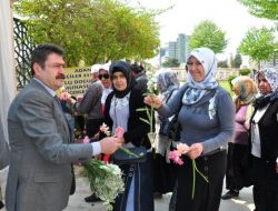 Çiçekçiler Kutlu Doğum Haftası Nedeniyle 10 Bin Çiçek Dağıttı
