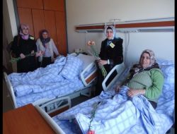 Kutlu Doğum Çerçevesinde Hastlara Gül Dağıtıldı