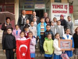 Öğrenciler Harçlıklarını Şehit Yakınlarına Bağışladı