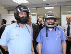 Sağlıkçılar, Şiddete Tepki İçin Motosiklet Kaskı Takarak Hastalara Müdahale Etti