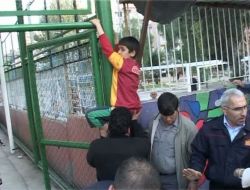 Ayağı Kapı İle Duvar Arasında Sıkışan Öğrenciyi İtfaiye Kurtardı