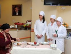 Pursaklar'da Kadınlara Sofra Düzeni Eğitimi Verildi