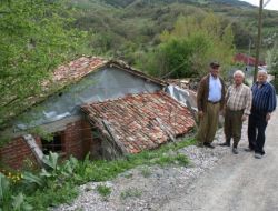 Yaşlı Çift, Oturulamaz Raporu Verilen Evde Ölümü Bekliyor