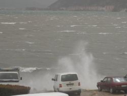 Fırtına, Eğirdir Gölü’nde Dev Dalgalar Oluşturdu