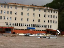 Fırtına, Bartın'da Okulların Çatısını Uçurdu