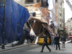 Çatı Karakolun Üzerine Çöktü, Bir Taksi Şoförü Yaralandı