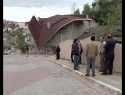 Servis Otobüsü Devrilen Ağacın Altında Kaldı
