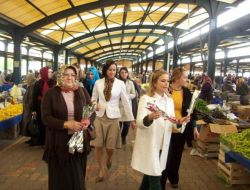 Ak Partili Hanımlar Hadis Yazılı Karanfil Dağıttı