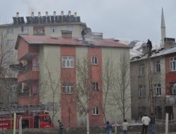 3 Katlı Evin Çatısında Yangın Çıktı
