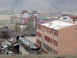 Elbistan'da Fırtına Çatıları Uçurdu