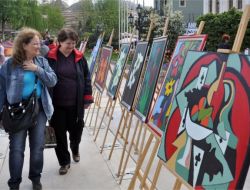 Gönüllü Öğrenciler Resim Sergisi Açtı