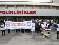 Erzincan'da Doktora Şiddet Protesto Edildi
