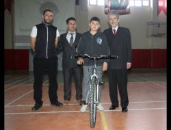 Başkan Tuna, Depremzede Öğrencilere Bisiklet Hediye Etti