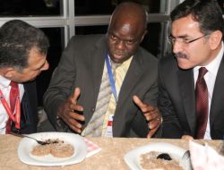 Vali Turhan Bilim İnsanlarını Yemekte Ağırladı