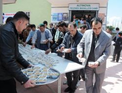 Pursaklar'da Kutlu Doğum Nedeniyle Aşure Dağıtıldı