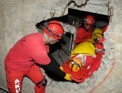 Akut'un Gece Yaptığı Deprem Tatbikatı Gerçeğini Aratmadı