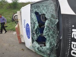 Taziyeden Dönenlerin Minibüsü Takla Attı: 12 Yaralı