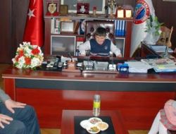 Babasının Makamına Oturdu