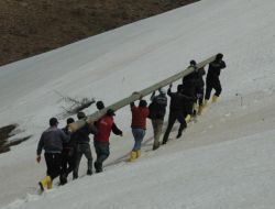 Tedaş Ekipleri Omuzlarında Direkle 3 Kilometrelik Dik Yokuşu Çıktı