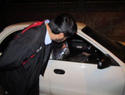 Park Halindeki Otomobilin Camını Kırarak İçindeki Çantayı Çaldılar