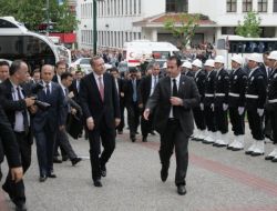 Başbakan Erdoğan’a Valilikte Pastalı Karşılama