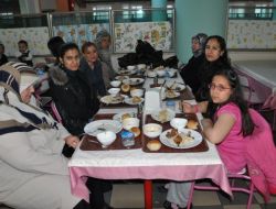 Emeder’liler Vanlı Depremzedeleri Kardeşlik Yemeğinde Ağırladı