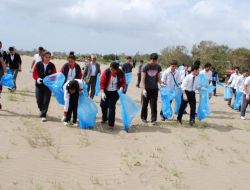 Öğretmenler Ve Öğrenciler Sahil Temizliği Yaptı