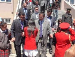 Yüksekova'da Kaymakam Ve Komutan Çocuklarla Halay Çekti