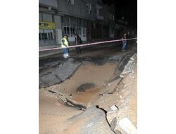 İzmir'de Su Borusu Patladı, Yol Çöktü!