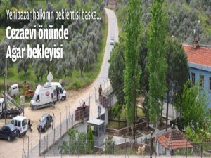 Cezaevi önünde Ağar bekleyişi