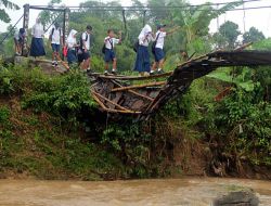 Sınava Giden Endonezyalı Öğrencilere Yıkık Köprü Engelli