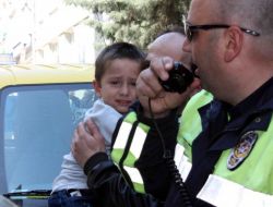 Eşini Bıçaklayan Saldırganı Esnafın Elinden Polis Kurtardı