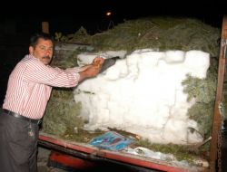 Geçimini Kar Satarak Sağlıyor