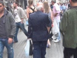 Yaşlı Adam, Etek Altı Görüntü Çekerken Suçüstü Yakalandı