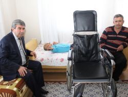 Döşemealtı Belediye Başkanı, Yatalak Hastaya Tekerlekli Sandalye Hediye Etti