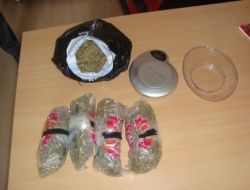 Mahalle Aralarında Gençlere Uyuşturucu Satan Şahıslar Yakalandı