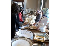 Yardımsever Kadınlar, El Emeği Ürünlerini Öğrenciler İçin Sergiledi