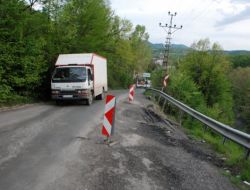 Ormanlı’da Çöken Yol Tek Şeride Düştü, Köprü Trafiğe Kapatıldı